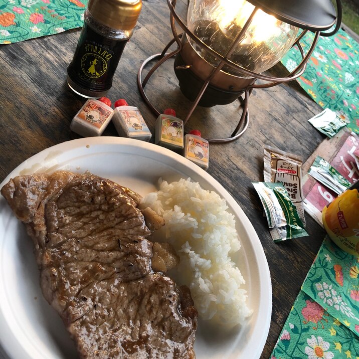 キャンプ飯♪炭火焼きで美味！うま塩で頂くステーキ